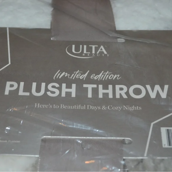 Ulta Beauty gray plush cozy blanket - NWT - Picture 5 of 9